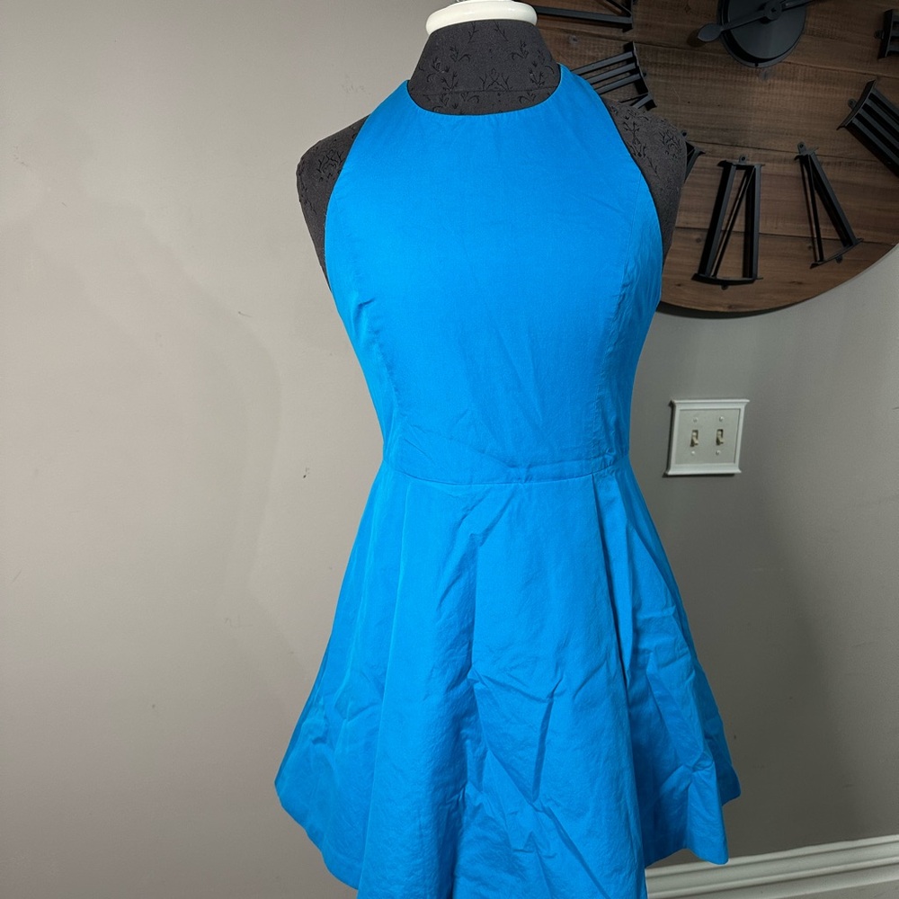 Alice + Olivia Crew Neck Mini Dress
Size: M I US 6 | Cocktail Dress